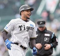 　５回、ソロを放ち、本塁へ走るヘルナンデス（撮影・田中太一）