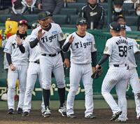 　前川（５８）を迎える大山とヘルナンデスら（撮影・中田匡峻）