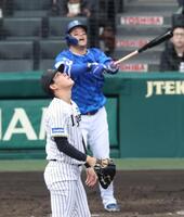 　５回、筒香（奥）を左飛に打ち取る富田（撮影・中田匡峻）