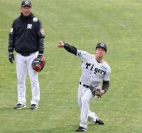 　金村投手コーチ（奥）が見守られながらキャッチボールをする工藤（撮影・中田匡峻）