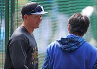 　森敬（右）と言葉を交わす森下（撮影・中田匡峻）