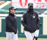 　梅野（左）と話す藤川監督（撮影・中田匡峻）