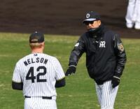 　ネルソン（左）にアドバイスする藤川監督（撮影・山口登）