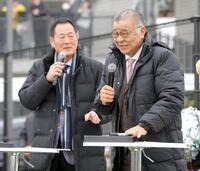 巨人・中畑ＯＢ会長（左）とトークショー-を行う阪神・掛布ＯＢ会長（撮影・西岡正）