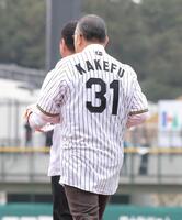 　背番号「３１」のユニホームで始球式に向かう掛布ＯＢ会長（撮影・西岡正）