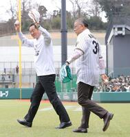 　始球式でスタンドに手を振る中畑ＯＢ会長（左）と掛布ＯＢ会長（撮影・西岡正）