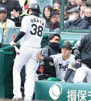 ３回、小幡（３８）は先制の生還を果たし、笑顔で迎える門別（撮影・中田匡峻）