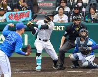 ５回、左翼線に２点適時二塁打を放つ佐藤輝（投手・庄司）＝撮影・山口登