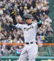 ５回、２点適時二塁打を放ち、指を立てる佐藤輝（撮影・北村雅宏）