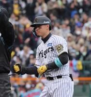 ５回、２点適時二塁打を放ち、拳を握る佐藤輝（撮影・北村雅宏）