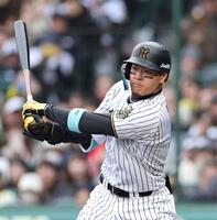 ５回、レフトへ２点適時二塁打を放つ佐藤輝（撮影・中田匡峻）