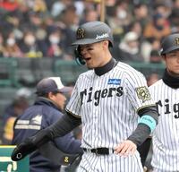 ５回、２点適時二塁打を放った佐藤輝はベンチ前で笑顔を見せる（撮影・北村雅宏）