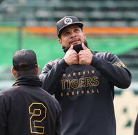 　梅野（左）と話すヘルナンデス（撮影・中田匡峻）