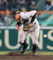 ９回、ゴロをファンブルする植田（撮影・北村雅宏）