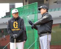 　桑田２軍監督（左）と話す平田２軍監督（撮影・西岡正）