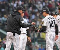 　８回、工藤の登板を告げて自らボールを渡す藤川監督（左）＝撮影・北村雅宏