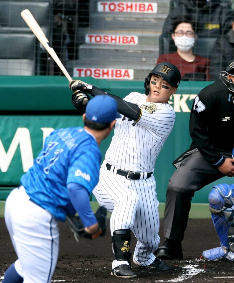 　１回、東（手前）からライトへ先制２ランを放つ前川（撮影・中田匡峻）