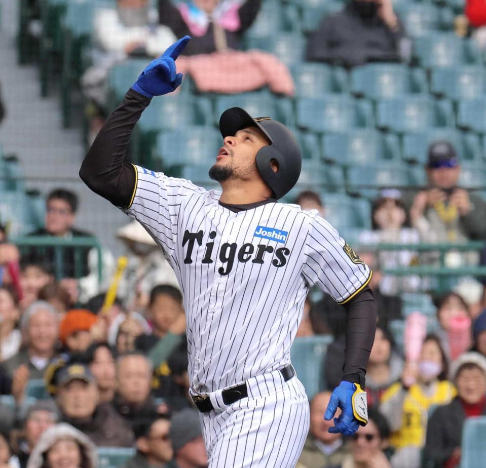 　５回、ソロを放ったヘルナンデスは生還し、天を見上げる（撮影・北村雅宏）