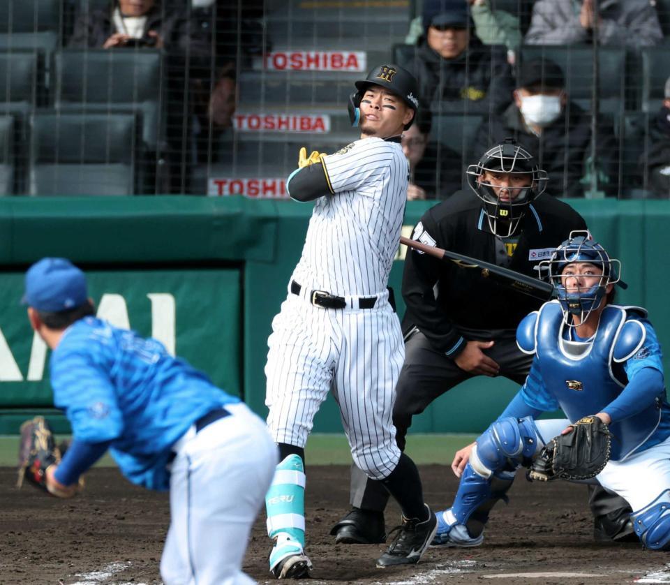 　７回、中前打を放つ佐藤輝