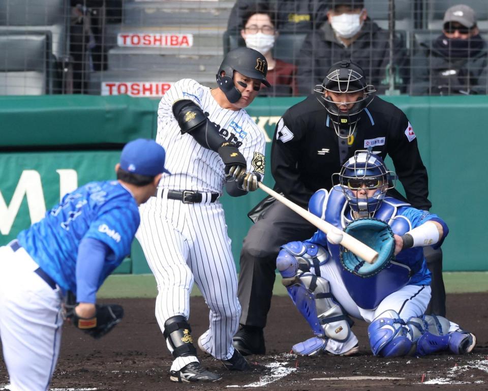 　１回、ライトへ先制２ランを放つ前川（投手は東）＝撮影・中田匡峻