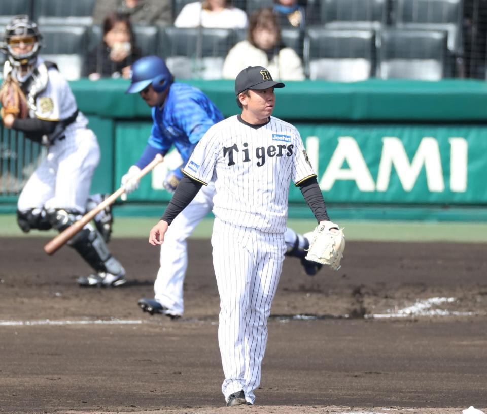 　２回、宮崎（中央）を三ゴロに打ち取る村上（撮影・中田匡峻）