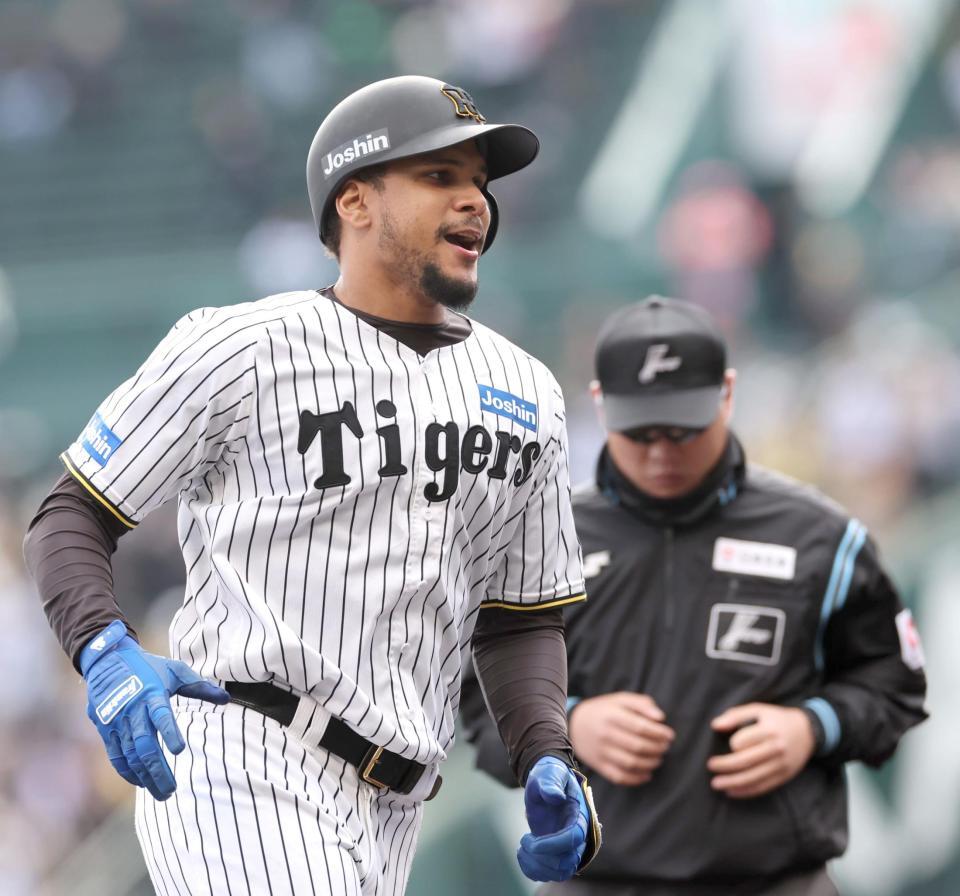 　５回、ソロを放ち、本塁へ走るヘルナンデス（撮影・田中太一）