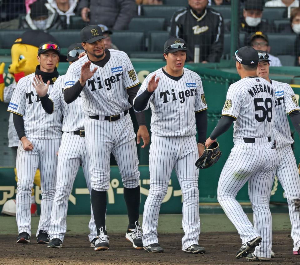 　前川（５８）を迎える大山とヘルナンデスら（撮影・中田匡峻）