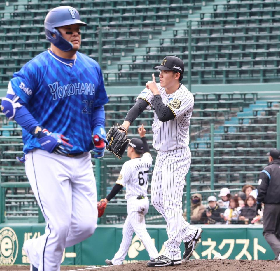 　５回、筒香（手前）を打ち取り、アウトカウントを示す富田（撮影・田中太一）