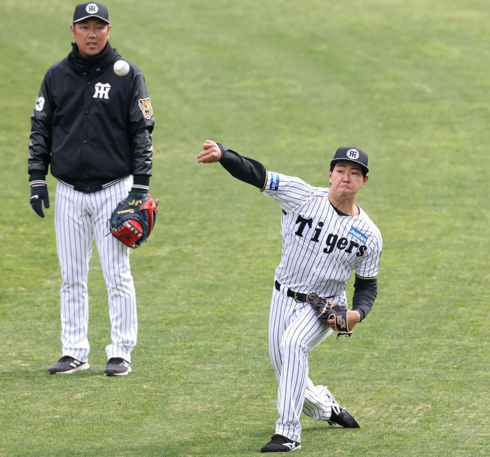 　金村投手コーチ（奥）が見守られながらキャッチボールをする工藤（撮影・中田匡峻）