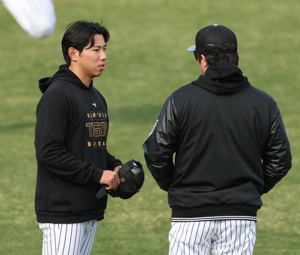 　安藤投手チーフコーチ（右）と話す工藤（撮影・中田匡峻）