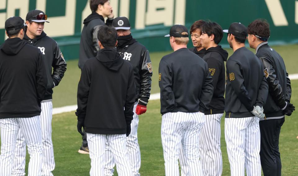 　ナインの前であいさつをする工藤（右）＝撮影・中田匡峻