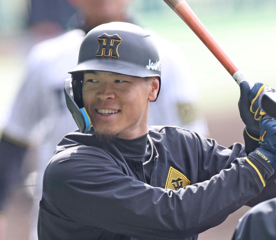 　笑顔を見せる佐藤輝（撮影・中田匡峻）