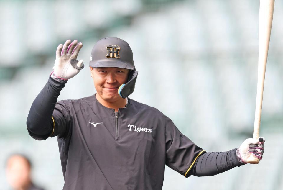 　ＤｅＮＡナインからあいさつを受け、ほほ笑みながら手を挙げる大山（撮影・中田匡峻）