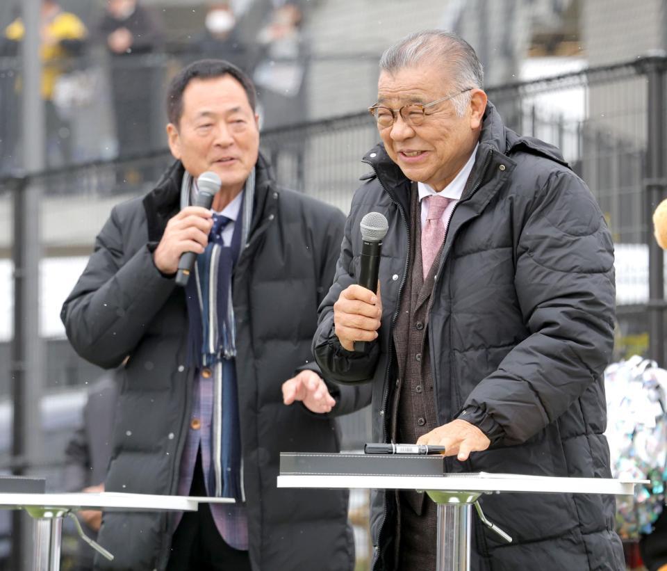 巨人・中畑ＯＢ会長（左）とトークショー-を行う阪神・掛布ＯＢ会長（撮影・西岡正）