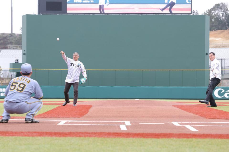 　始球式を行う阪神・掛布雅之ＯＢ会長（左）と巨人・中畑清ＯＢ会長（撮影・西岡正）
