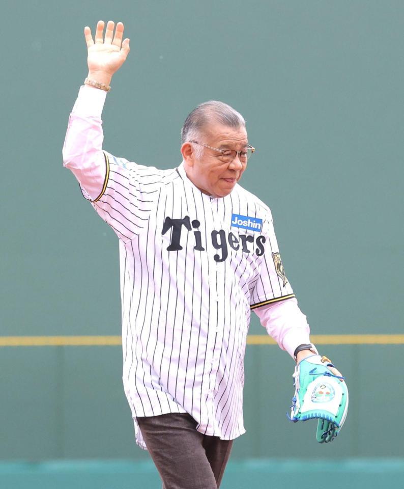 　始球式の後、手を振る掛布ＯＢ会長（撮影・西岡正）