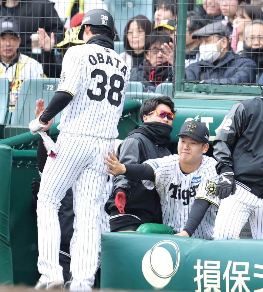 ３回、小幡（３８）は先制の生還を果たし、笑顔で迎える門別（撮影・中田匡峻）