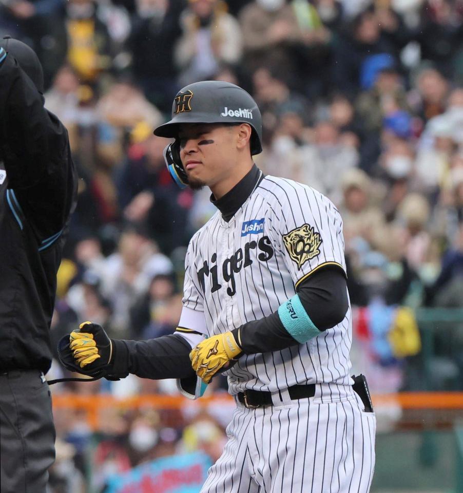 ５回、２点適時二塁打を放ち、拳を握る佐藤輝（撮影・北村雅宏）