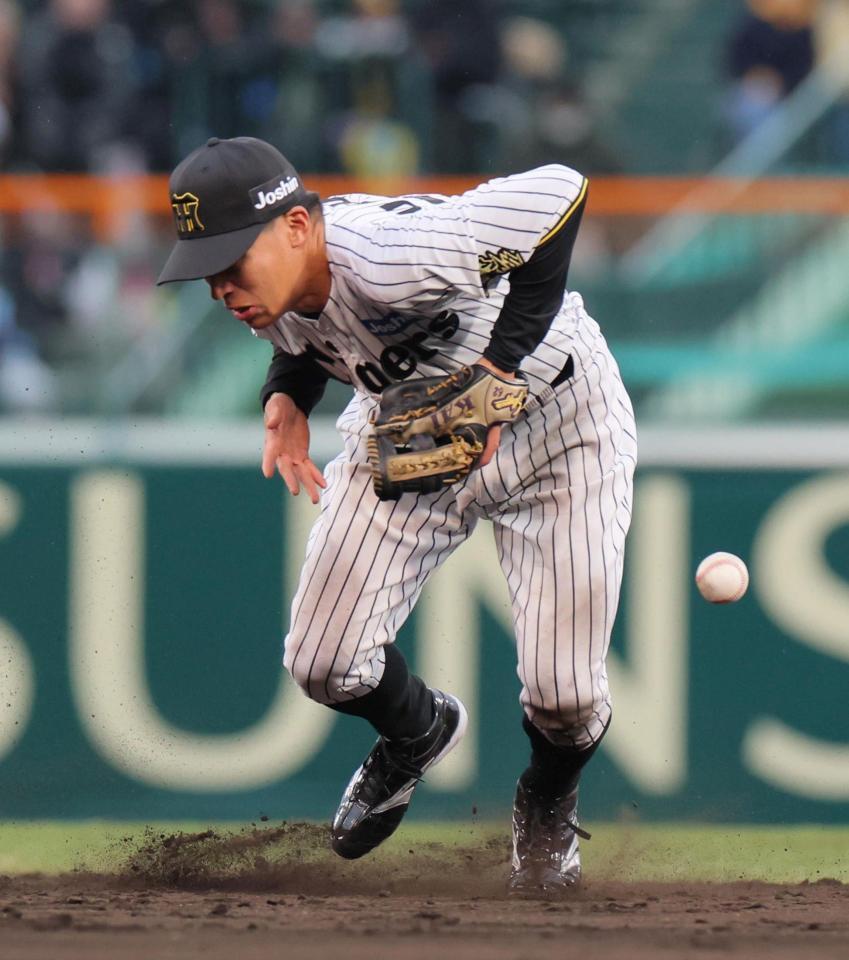 ９回、ゴロをファンブルする植田（撮影・北村雅宏）