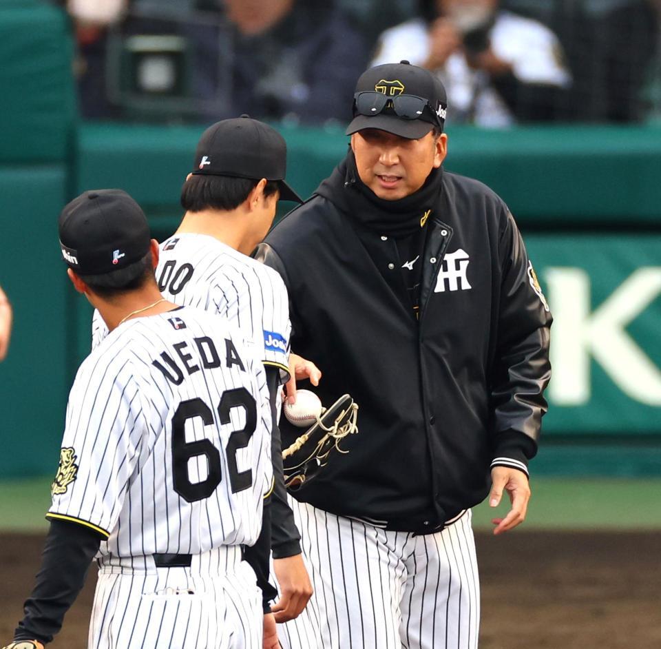 ８回、マウンドで工藤（中央）にボールを手渡す藤川監督（右）＝撮影・山口登