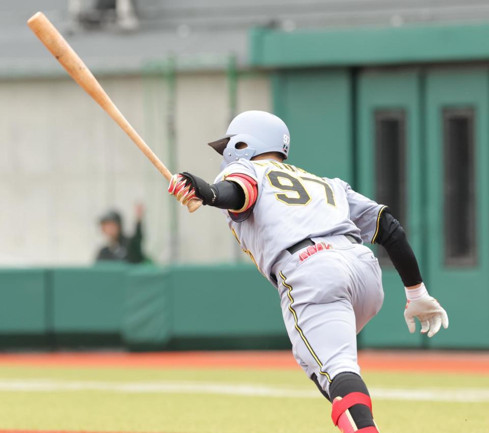 ４回、先制の内野安打を放つ野口（撮影・西岡正）