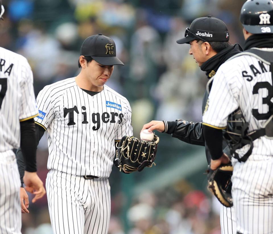 　８回、ピンチでマウンドに上がった工藤（左）は藤川監督からボールを受け取る（撮影・中田匡峻）