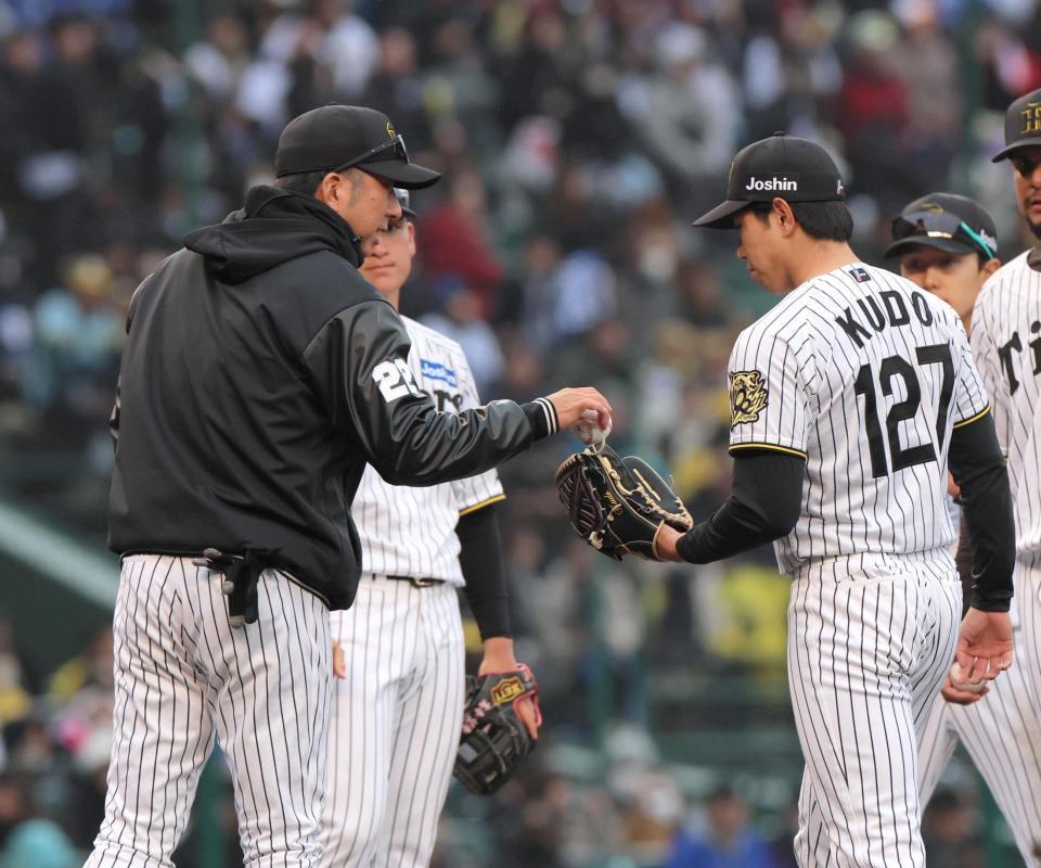 　８回、工藤の登板を告げて自らボールを渡す藤川監督（左）＝撮影・北村雅宏