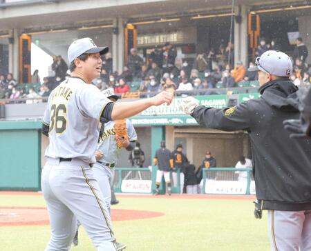 　３回、無失点に抑え、ナインとタッチを交わす畠（左）＝撮影・西岡正