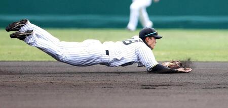 　１回、梶原の打球に飛びつく（撮影・中田匡峻）