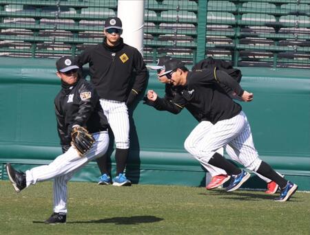 　走塁練習をする森下（手前右）＝撮影・中田匡峻