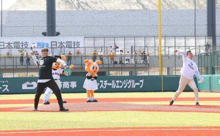 　セレモニアルピッチを行う糸井嘉男ＳＡ（左）と上原浩治氏（撮影・西岡正）