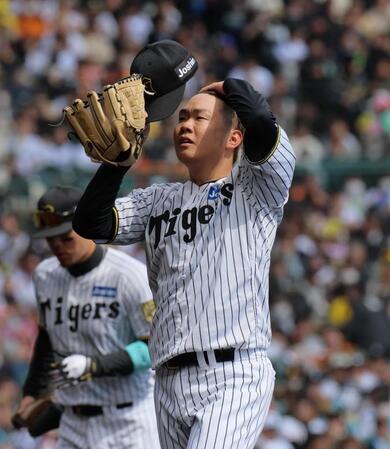 　１回、３点を先制され、ベンチに引き揚げる西勇（撮影・北村雅宏）