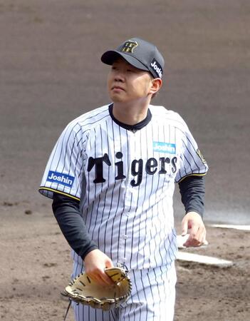 　１回、西勇は巨人打線に捕まり３失点でベンチに戻る（撮影・山口登）