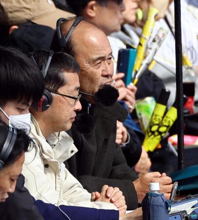 　解説する岡田オーナー付顧問（撮影・山口登）